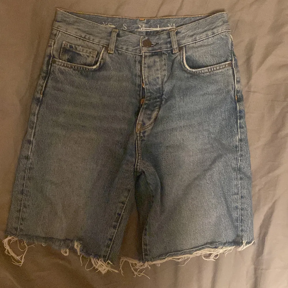 Lite längre jeansshorts från BikBok. Jeans & Byxor.