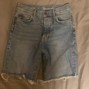 Lite längre jeansshorts från BikBok