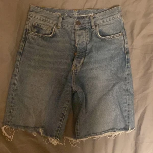 Jeansshorts - Lite längre jeansshorts från BikBok
