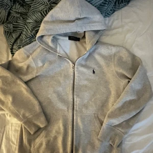 Ralph Lauren Hoodie - Fin Ralph Lauren hoodie i bra skick!  - Finns inga snören till luvan Frakten ingår i priset 🤠