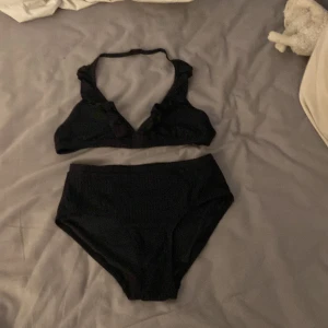 Svart bikini - Säljer denna bikinin då den ute har kommit till någon användning, använt den 1 gång och tvättad där efter❤️ fint skick och priser kan diskuteras hör av er vid frågor mm❤️