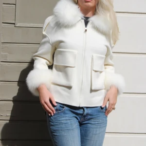 Stephanie jacket off-white - En kort kappa med äkta avtagbar päls och fickor Helt ny och oanvänd (bara på bild)  Jag är 170cm och har storlek M på mig.  Ord pris 2499kr (pris kan diskuteras vid snabb affär)