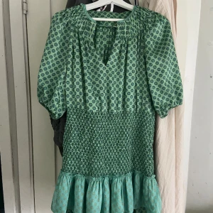 Sandro klänning - Säljer denna sandro klänning i storlek 38!  Passar mig som har S. Väldigt fint skick, köptes på nk för 4000kr. Säljs inte längre!