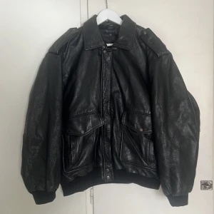 Läderjacka - Oversized läderjacka med sjukt snygga detaljer🤩köpt på humana!