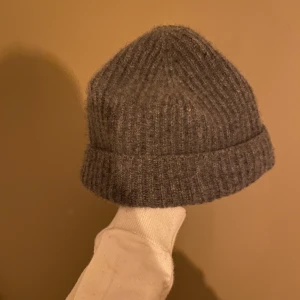 Kasmhir mössa - En fån kashmir mössa. Perfekt nu på vintern. Org pris runt 700kr men jag säljer för 249 och knappt använt den. Skick 10/10