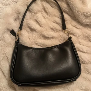 Axelväska från Glitter - Hej! Säljer denna väska från Glitter då den ej kommer till användning. Bra/Helt okej skick, skriv pm för fler bilder och mått!