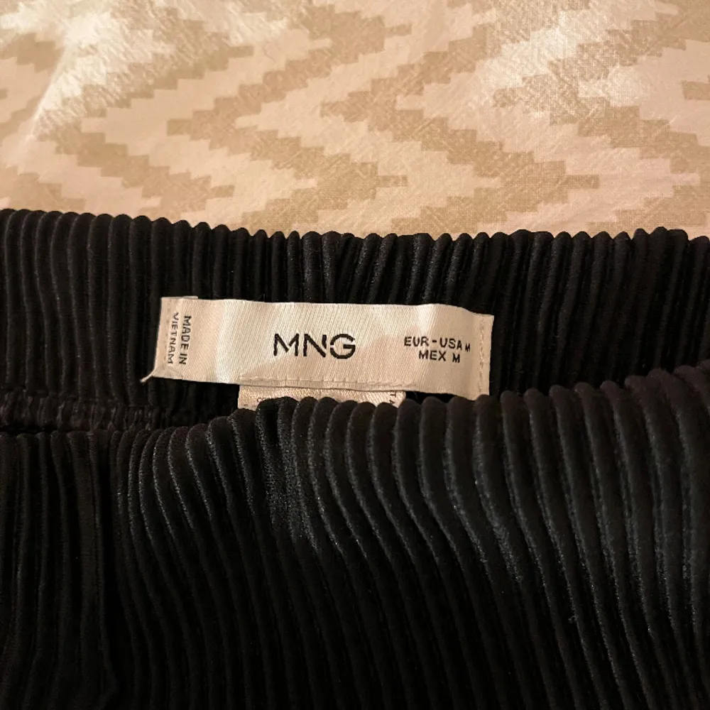 Säljer dessa svarta plisserade mangobyxorna. Är som nya då jag bara använt de en gång! Inköpspris, 399kr. Jeans & Byxor.