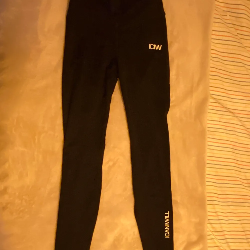 Svarta träningstajst med scrunch från ICANIWILL. Tajtsen är för små för mig och dem är endast använda 2 gånger.. Jeans & Byxor.