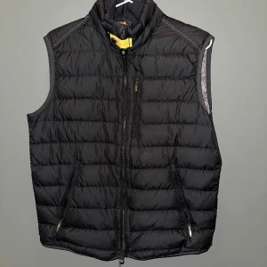 Parajumper Väst - Riktigt fet parajumper väst som tyvärr behöver säljas. Säljer pga har växt ut den. Västen är bara använd några få gånger, skicket är väldigt bra och den har inga skavanker. Kan tänka mig att gå ner i pris vid snabb affär👌🏽
