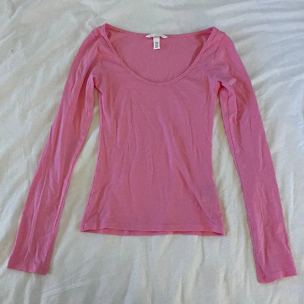 Topp/långärmad tröja. I färgen rosa. Jätteskön i material och har bra stretch. U-ringad. Aldrig använd och är i nyskick. Från H&M. Storlek XS. 💗. Toppar.