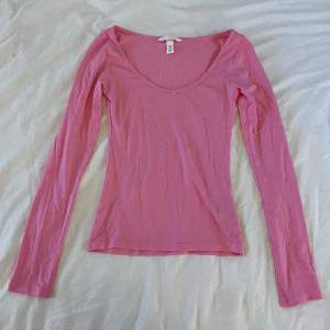 Topp/långärmad tröja. I färgen rosa. Jätteskön i material och har bra stretch. U-ringad. Aldrig använd och är i nyskick. Från H&M. Storlek XS. 💗