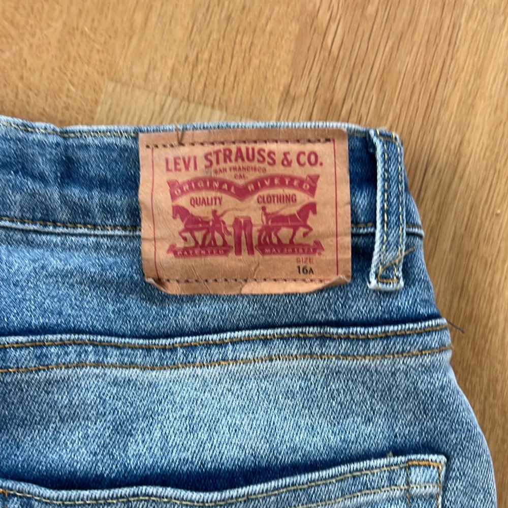 Hej! Säljer ett par blåa Levis jeans som är köpta på kidsbrandstore för runt 600kr. Jag säljer för 250kr. 10/10skick och storleken är 16y Hör av vid frågor😊. Jeans & Byxor.