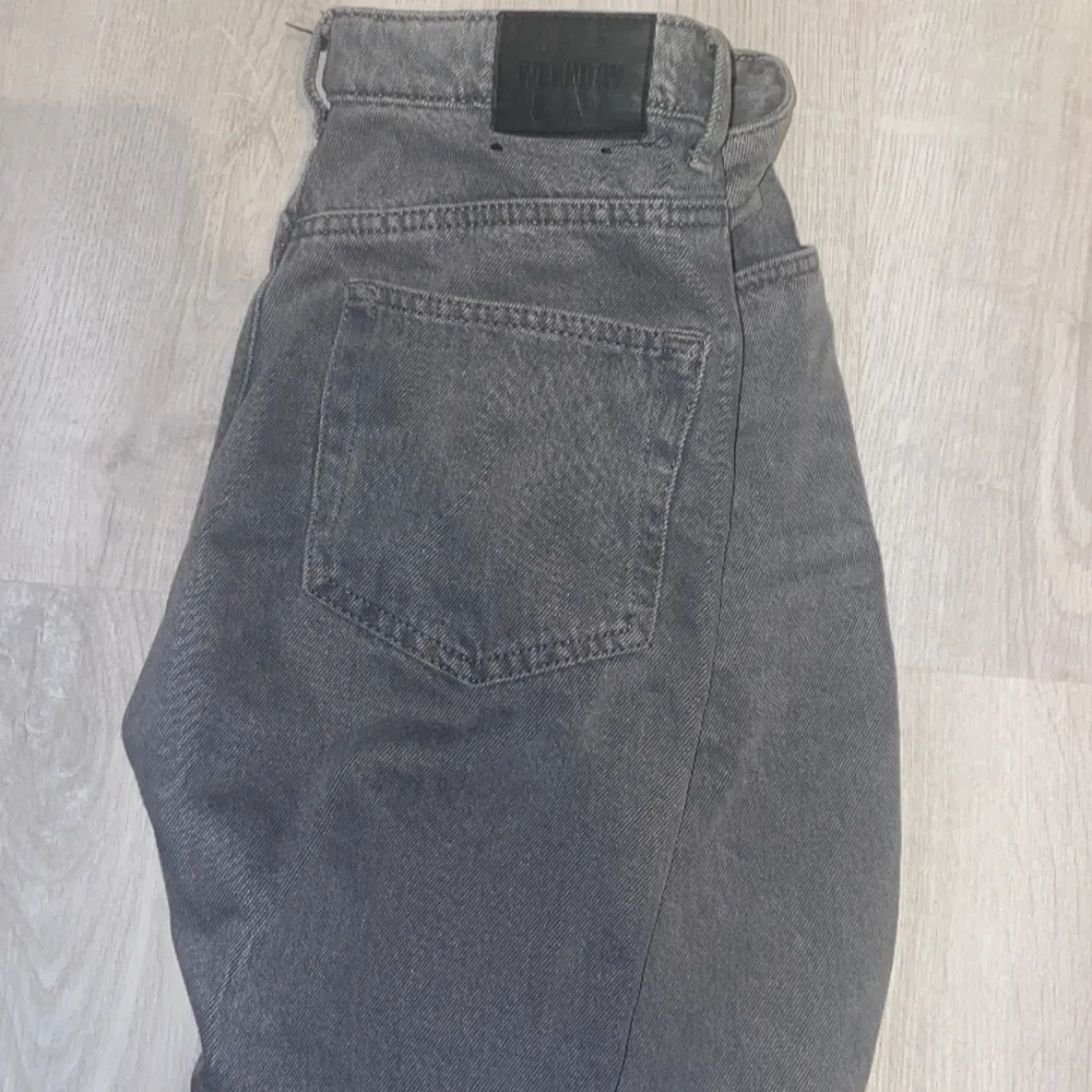 Knappt använd, samma modell fast i gråa som visas i tredje bilden💓 Pris kan diskuteras☺️. Jeans & Byxor.