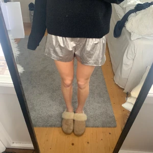 Såå fina lädershorts! - Superfina shorts i läderimitation i lite rosa/silvrig färg! Perfekt till sommaren🙌🏼🙌🏼🌟 storlek S men passar både mindre och större🫶🏻
