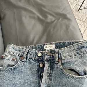 Säljer ett par skitsnygga jeans med tight och rak passform vid låren. Säljer pga att de är för små för mig. Kanppt använda  Nypris 379