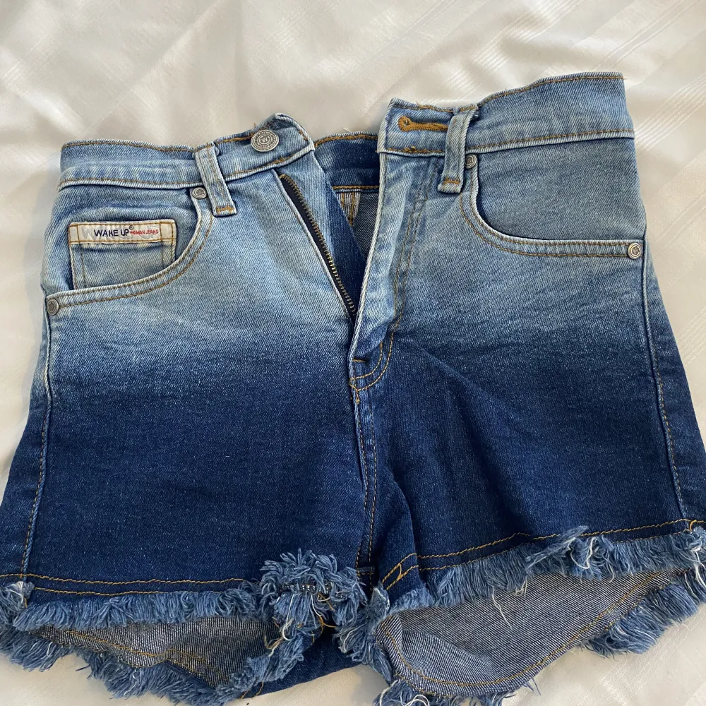 Säljer dessa blåa shortsen, användt ett par gånger men fortfarande i bra skick❤️💋. Shorts.