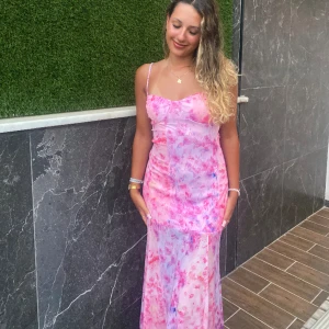 Lång klänning  - Tänkte jag skulle kolla intresset som fanns om denna fina sommarklänningen, gillar den så mycket men är sån som oftast har en klänning en eller två gånger och sen vill ha annat :) behövs de mer bilder så är det bara att skriva 💗