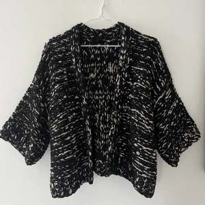 Kofta  - Jätteskön och fin kofta med trekvartslånga ärmar!! Använd endast en gång, nyskick💗🌟