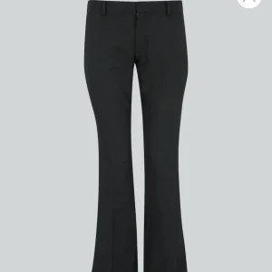 lågmidjade kostymbyxor med slits - OBSERVERA SMÅ I STORLEKEN!! Storlek 42 (passar de med storlek 38). Pris kan diskuteras