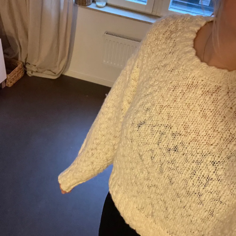Säljer en super mysig vit stickad tröja från Monki som nyligen är köpt🌟. Neuletakit & Villapaidat.