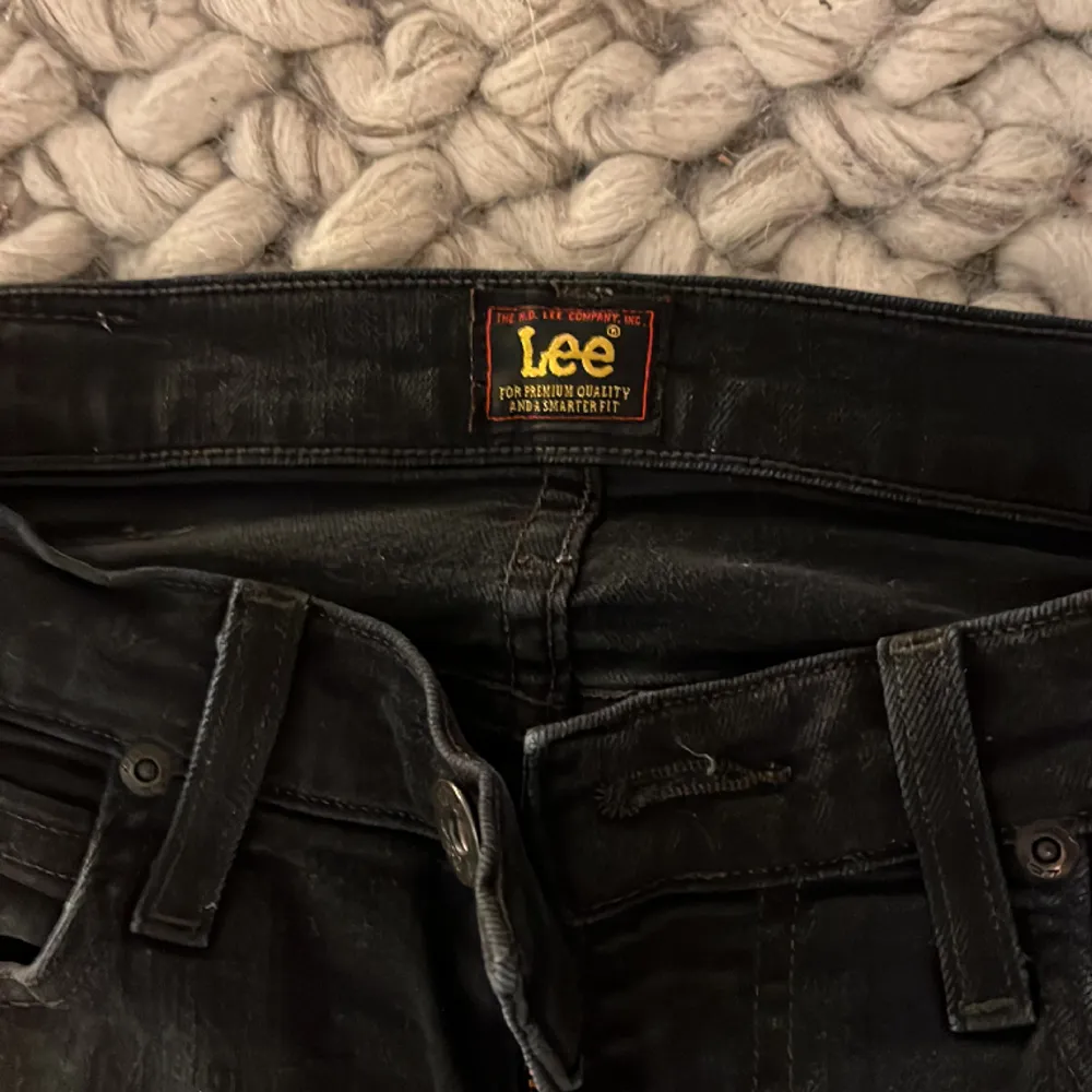 Säljer nu mina svarta lee jeans Luke i storlek 28 32 som knappt används . Jeans & Byxor.