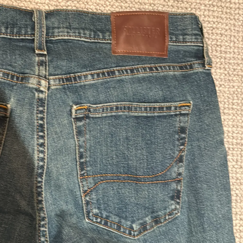 Snygga straight jeans ifrån Hollister, aldrig använda- endast testade. Storlek: W30 L30 . Jeans & Byxor.