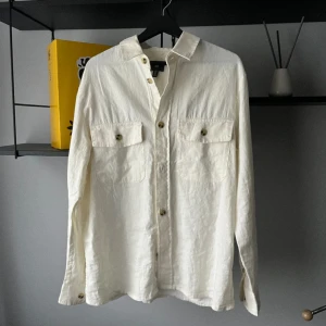 Overshirt/skjorta  - Är använd kanske tre gånger men har inga tecken på något slitage. Jag är ca 180cm och den passar mig bra. Meddela vid frågor!