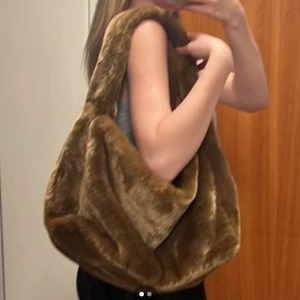 Arket brun pälsimmitation väska  - Arket brun pälsimmitation väska, använd 1 gång 🤎