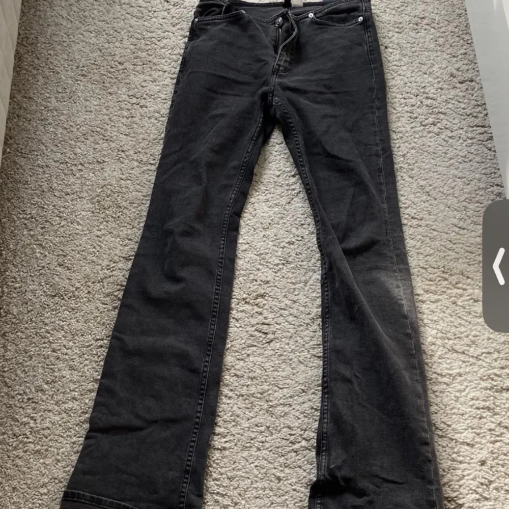 Säljer dessa gråa bootcut jeans för 120kr, de är lite slitna nere vid fötterna men det är inget man tänker på. De är Low waist i storlek 36. Första bilderna är lånade❤️ . Jeans & Byxor.