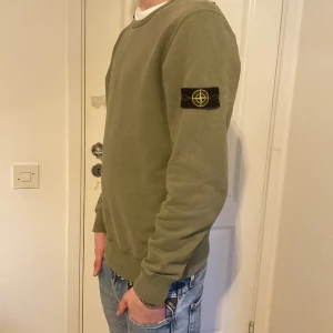 Stone island junior sweatshirt  - Hej säljer nu denna Stone island tröja som ej kommer till användning, skick 7/10 storlek 170cm, Köpt på nk i Göteborg så 100% äkta, Hör av dig via frågor eller via köp 🫶🏻
