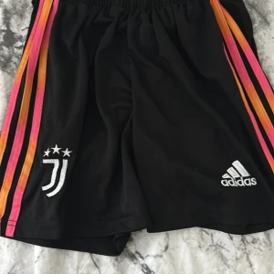 Juventus shorts - Juve bortashorts, bra skick! Har ett par i 152 & ett till i 176