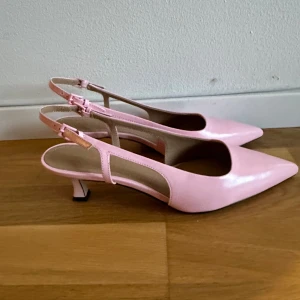 Klackar från & other stories  - Helt oanvända klackar från & other stories. Storlek 41