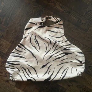Zebra topp  - Säljer denna zebra topp från Zara. Använd få tal gånger och är i bra skick. 
