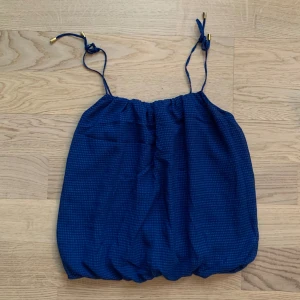Blå blus/festtopp  - Säljer denna blåa blus som kan användas till fest eller vardags 😊 storlek S