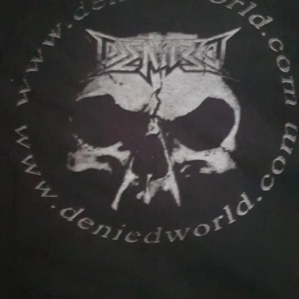 Band T-Shirt med Denied tryck.. T-shirts.