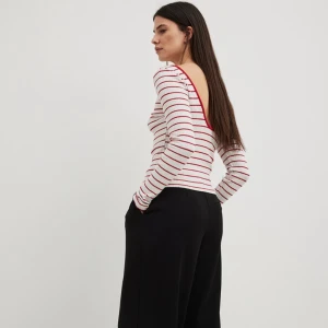 Randig tröja djup i ryggen - Långärmad jättefin tröja som är djup i ryggen. Jättefin nu till våren. Använd 2-3 gånger. I storlek XXS men skulle säga den är mer XS