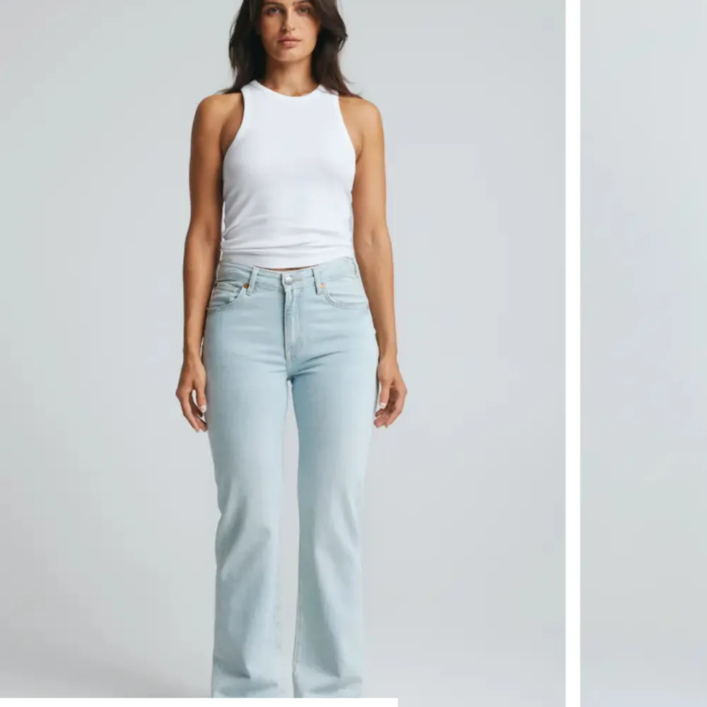 Low waist straight jeans från bikbok, endast använda 1 gång, ordinarie pris: 700kr, passar mig som är 175 lång och bär storlek 36. Jeans & Byxor.