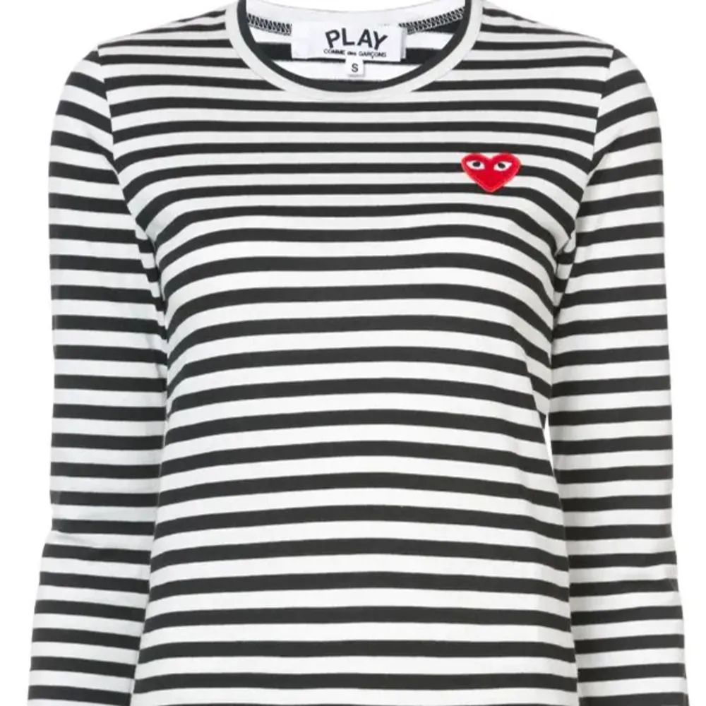 Säljer min svartvit randiga Comme des Garçons tröja, bra skick och inga defekter🌸Skriv privat för egna bilder! . Tröjor & Koftor.
