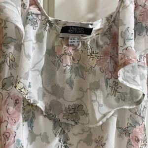 Klänning  - Fint klänning nästan helt ny bara testat kvalitet på den e jättefint  och när man har på sig pris på såna klänningar  är dyrt och man kan se i sista bilden vill sälja den för 500kr  