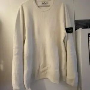 Selling my rarely worn Stone Island Knit Sweater from the collection spring/summer 2023. 