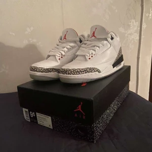 Air Jordan 3 white NRG  - Jättesnygga och unika Air Jordan white NRG. Helt oanvända och kommer med boxen. Säljer dom för 1599kr eftersom dem är exklusiva men pris går absolut att diskuteras.🤗