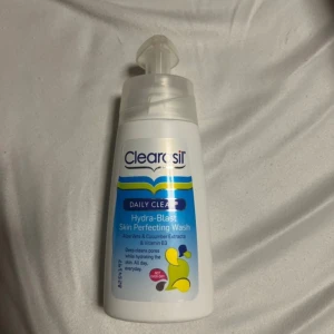 Ansiktsrengörning - Rengöring som är amvänd till hälften. Den har små korn i sig så porerna blir rena ”på djupet”  ♥️♥️♥️