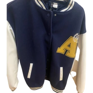 Varsity jacka  - Fläcken på första är endast från att jag redigera bakgrunden till vitt. Det ser ej ut så, kontakta mig för mer bilder 