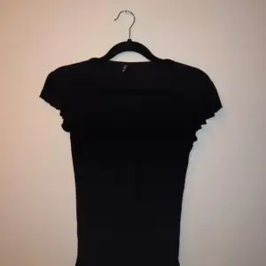 En svart skön V ringad T-Shirtmed volanger på ärmarna från Only♥️ Storlek: XS ♥️♥️♥️