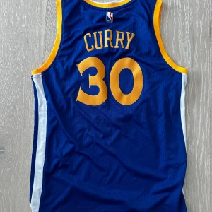 NBA Curry Jersey 2016/17 - 2016/17 Warriors NBA Curry Jersey. Size M 