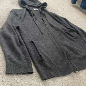 Kashmir hoodie - Säljer denna sjukt snygga Kashmir hoodie. Strl S(fits xs) modellen är ca 165 och väger ca 53. Den har inga hål eller liknande bara lite nopprig och ena snöret är lite brunt där nere(pm för bild). Priset är hugget i en sten. Byten är intressnt