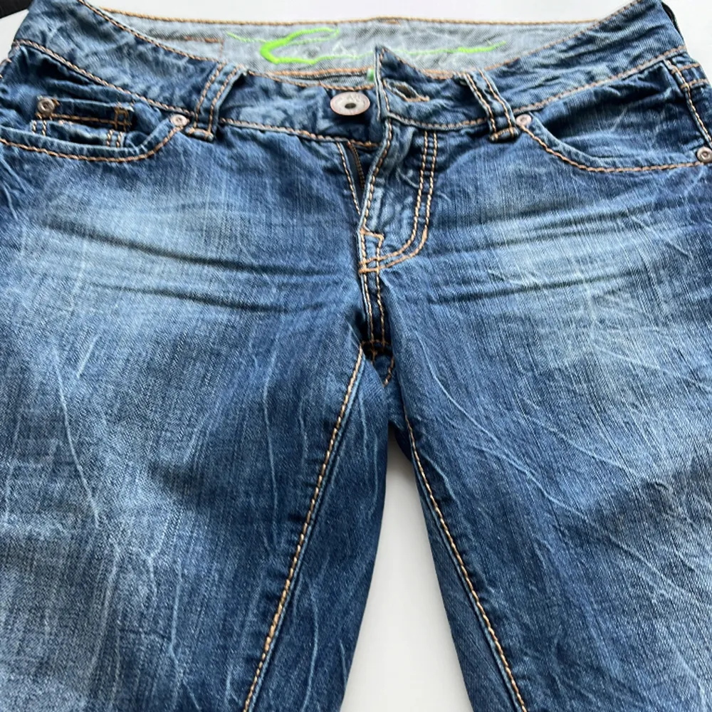 Jeans som är köpta secondhand. Low waist 💕  Inga defekter  Midja 36 o innerbenslängd 73. Jeans & Byxor.