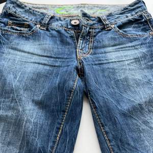 Jeans som är köpta secondhand. Low waist 💕  Inga defekter  Midja 36 o innerbenslängd 73