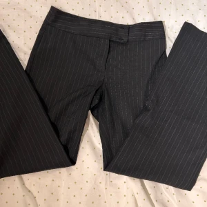 Kritstrecksrandiga kostymbyxor - Säljer då dessa tyvärr blivit för små för mig, köpta på sellpy men är i väldigt bra skick. De är i storlek 40 men är väldigt små i storleken, skulle säga att de passar storlek 36 eventuellt storlek 38. Innerbenslängd:75 cm🩷