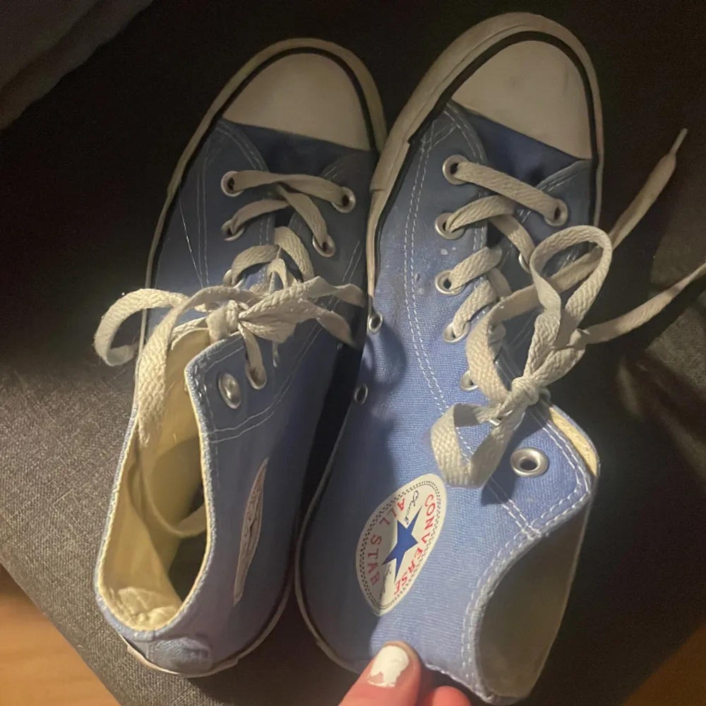 ljusblåa äkta converse, passar ungefär storlek 38-39 skorna har varit använda mycket men fungerar bra fortfarande💕 färgen är unik därav priset. Skor.